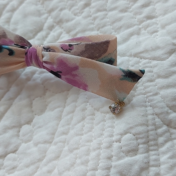Cute floral bow hair clip with floral detail - Picture 2 of 3